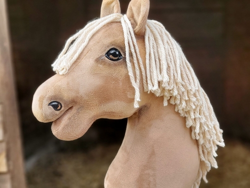 Steckenpferd ist ein klassisches Spielzeug für Kinder, das seit Jahrhunderten beliebt ist.