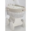 Weiße Babywiege mit großen Rädern