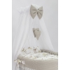 Weiße Babywiege mit Himmel mit Beige Bettwäsche-Set