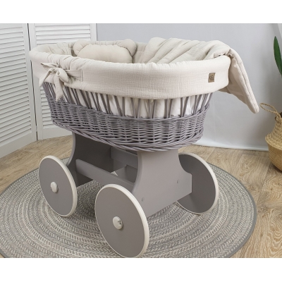 Graue Weide Stubenwagen mit Beige Bettbezug