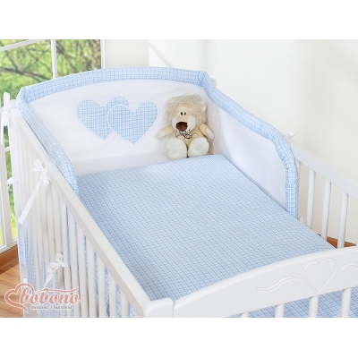 Universal Babybett Kopfschutz - Hängende Herzen blau kariert