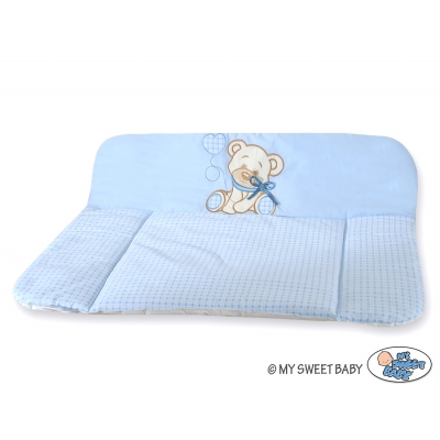 Wickelauflage auf Wickeltisch - Bär mit Schleife blau