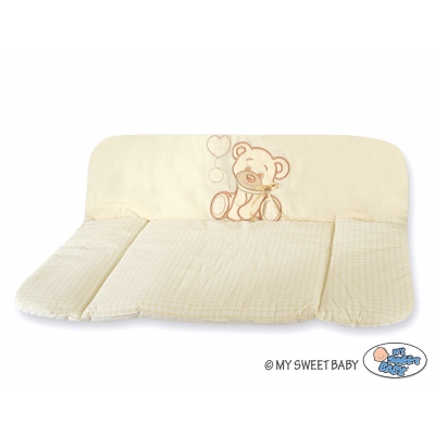 Wickelauflage auf Wickeltisch - Bär mit Schleife creme