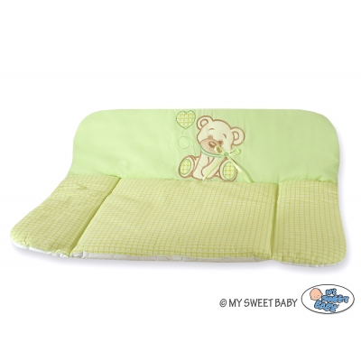Wickelauflage auf Wickeltisch - Bär mit Schleife grün