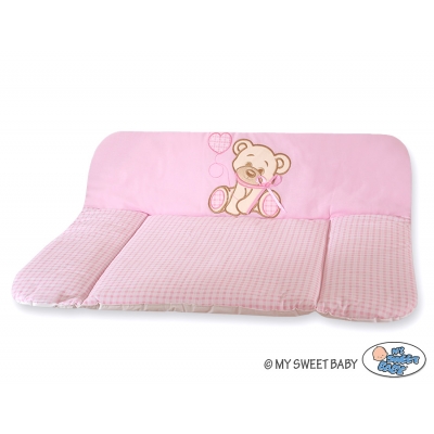 Wickelauflage auf Wickeltisch - Bär mit Schleife rosa