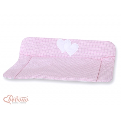 Wickelauflage auf Wickeltisch - Hängende Herzen rosa kariert