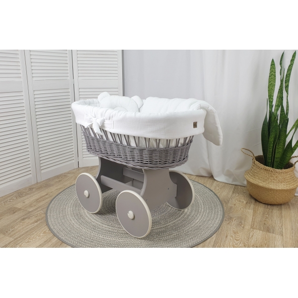 Babykorb aus graue Weide und Holz mit Rädern Weiß Musselin Bettset