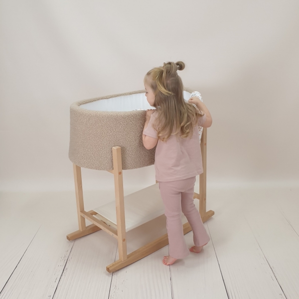 Babywiege mit Holzgestell