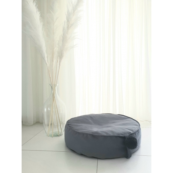 Kleiner Grau Pouf für Babyzimmer