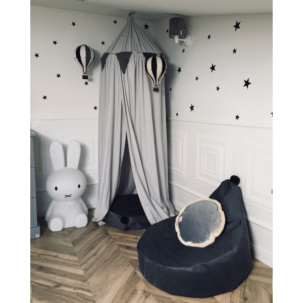 Kleiner Grau Pouf für Babyzimmer