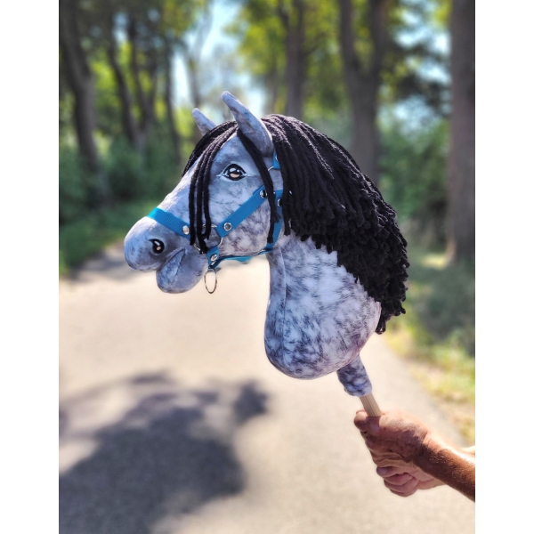 Hobby Horse Apfelschimmel Steckenpferd mit schwarzer Mähne