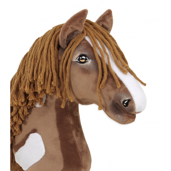Hobby Horse mit brauner Mähne mit Weiße Schecke
