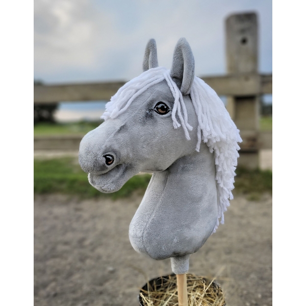 Graues Hobby Horse Pferd ideal für das Springen