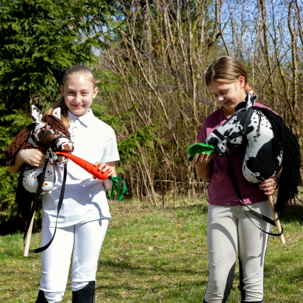 Mädchen mit Ein Leckerli-Set für das Steckenpferd