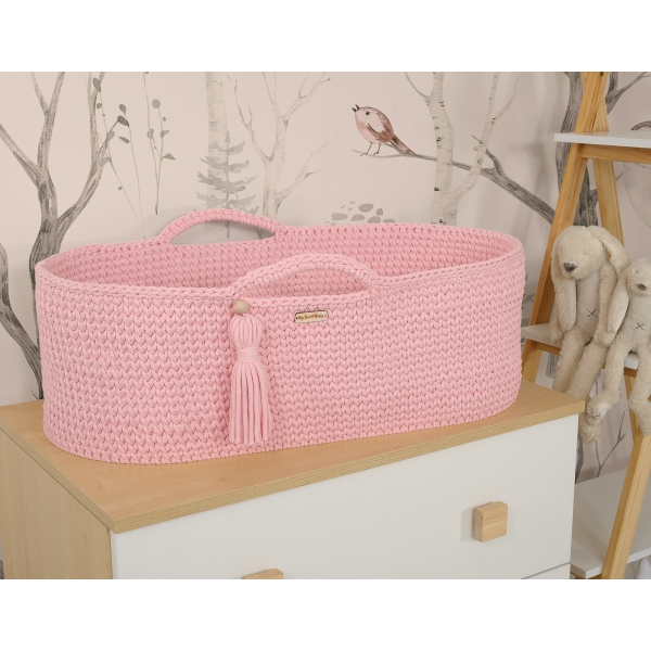 Rosa Babykorb in Boho-Stil geflochte aus Baumwollschnur