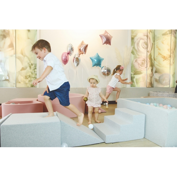 Indoor-spielplatz für Kleinkinder mit Bällebad