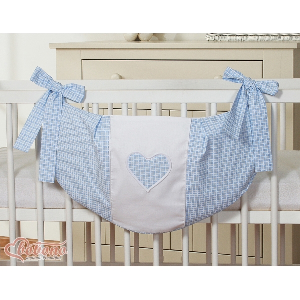 Spielzeugtasche für Babybett - Hängende Herzen blau kariert