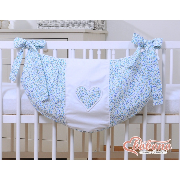 Spielzeugtasche für Babybett - Hängende Herzen blaue Blümchen