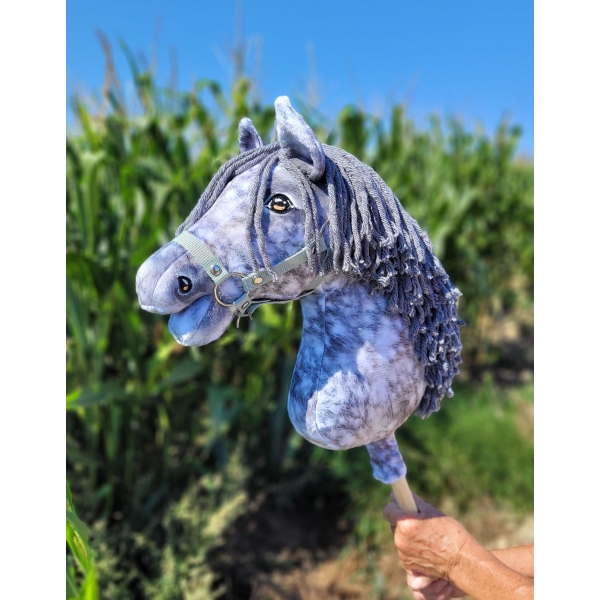 Steckenpferd Hobby Horse Apfelschimmel mit grauer Mähne
