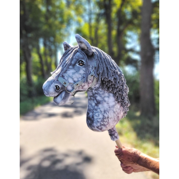Steckenpferd Hobby Horse Apfelschimmel mit grauer Mähne