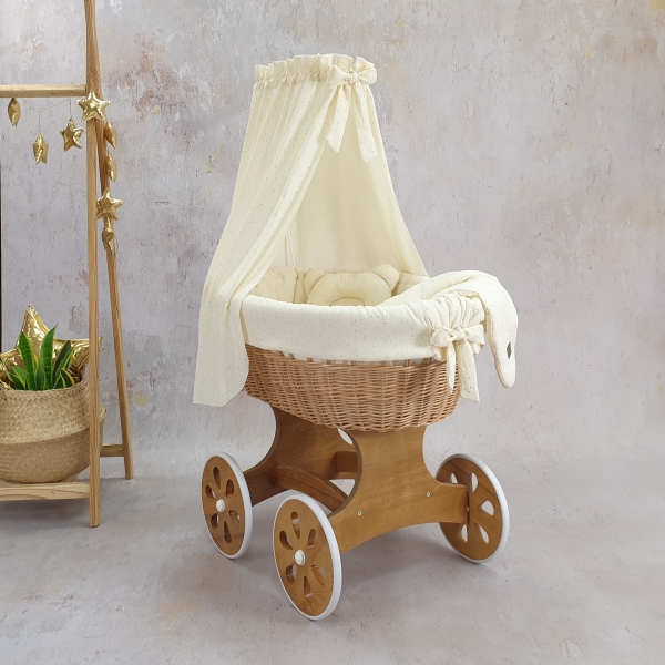 Stubenwagen aus natur Weide und Holz mit Himmel und Rädern