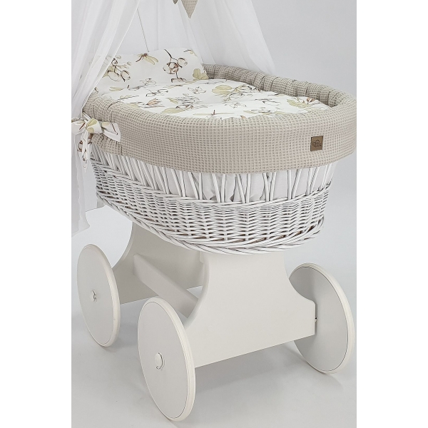 Weiße Babywiege mit großen Rädern