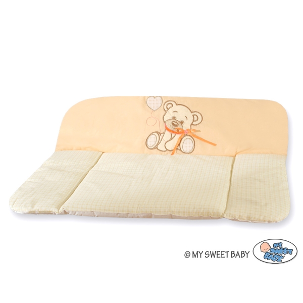 Wickelauflage auf Wickeltisch - Bär mit Schleife pfirsich